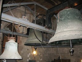 Výstup vede kolem velkých zvonů