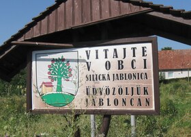 Nápisy jsou zde dvojjazyčné,