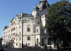 Vedle ní stojí divadlo