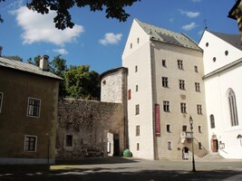 s částmi zachovalého opevnění