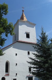 na návsi se dvěma kostely