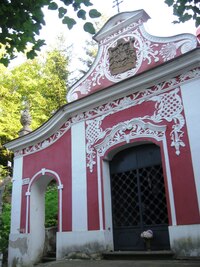 s krásně zdobenými zastaveními