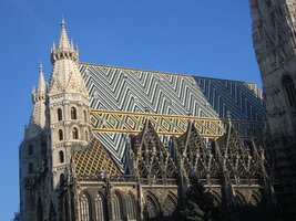 Střecha dómu v maďarských barvách