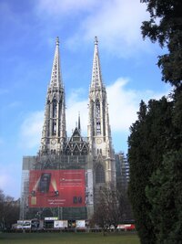 Chrám Votivkirche z parku Sigmunda Freuda
