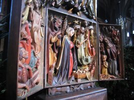 Dřevěný oltář v interiéru chrámu