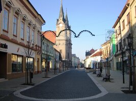 Městské korzo (Paltínská ulice) s jezuitským dómem sv.Ondřeje