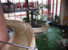 v ráji skluzavek, vodopádů, umělých řek, peřejí a vířivek,