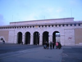 Antizující východ z Hofburgu na Ringstrasse