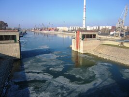 Říční přístavy, překladiště a lodní propustě