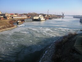 Pohled z mostu směrem k soutoku Dunaje a Váhu