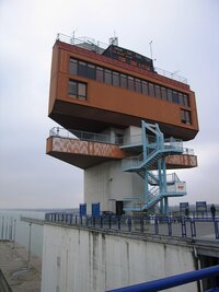 Hráz přehrady s řídící věží říční dopravy