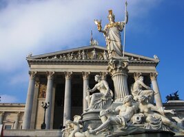 Portál se sochou Palas Atheny