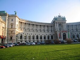 Nový palác (Neue Hofburg) na nádvoří Heldenplatz