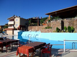 Ráno po večeři u bazénu, muziky a břišních tanců