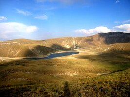 Jezírko v horní části kráteru Nemrut Dagi