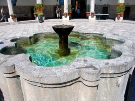 Průzračná voda v kašně na nádvoří (tady se nohy určitě nemyjí!)