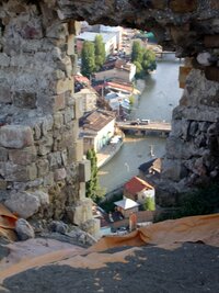 Bayburt dírou v hradbě