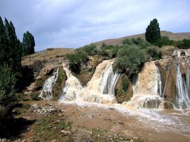 Muradijské vodopády shora zprava