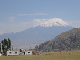Majestátní sněhová čepice biblické hory