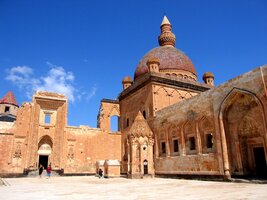 Ishak Pasha Serail - pohled z velkého nádvoří