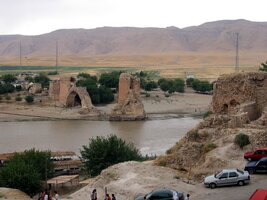 Tigris a hory v okolí Hasanteyf