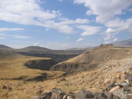 Kaňon hraniční řeky Achrajan