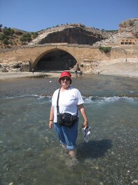 Brodění v říčce Nymphaya pod římským mostem Cendere