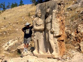 Reliéf krále Mirthiada a hrdinů (vpravo Herakles)