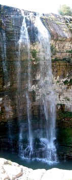 42 m vysoké vodopády pod přehradou