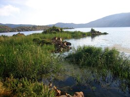 Studené jezírko a bujná vegetace v kráteru