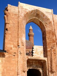 Minaret v okénku brány paláce