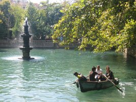 Sanli Urfa - světské řádění na posvátném jezírku