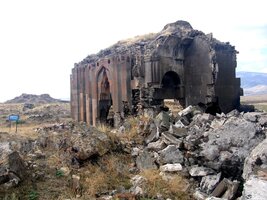 Ruiny seldžucké mešity Menicehür Camil - nejstarší v Anatolii (1064 - 1110)