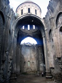 V propadlé hlavní lodi