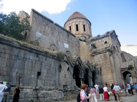 Gruzínský kostel v horách nad přehradou