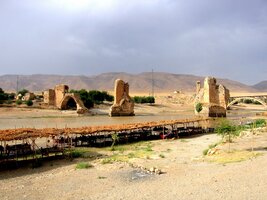 Symbol zborcení mostů, které kdysi spojovaly národy ?