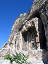 Jsou ve skalách vysoko nad městem