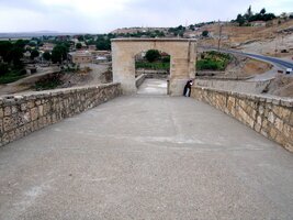 Jde se přes něj nejdřív do kopce a pak z kopce