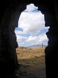 Pohled z katedrály na mešitu Ehul Muammeran Camil (1195)