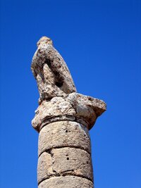 Stráž u hrobky vypadá výhružně