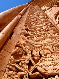 Reliéfy mezi zemí a nebem