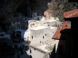 Klášter-orlí hnízdo (vzpomínky na Meteory a Mesa Verde)