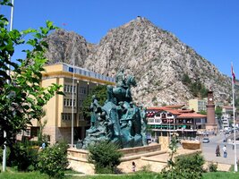 Amasya - socha Atatürka střeží skálu s pontskými hrobkami