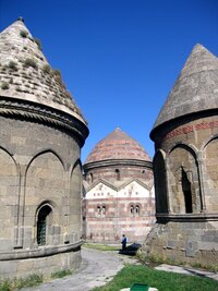 Seldžucké hrobky na návrší za medresou