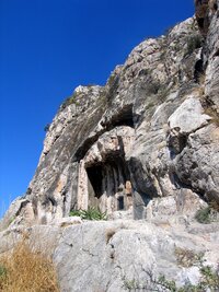 Vlevo od hrobky schody pokračují dál a výš