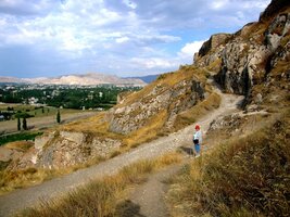 Vanská skála, v pozadí moderní město Van