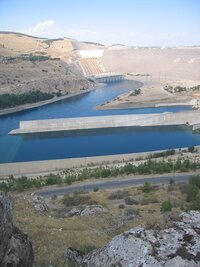 Pod hrází Atatürkovy přehrady