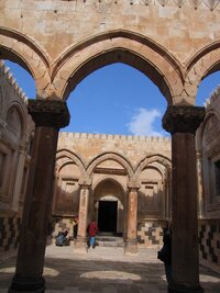 Nádvoří paláce (znáte Lví dvůr v Alhambře?)