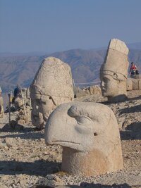 Orel střeží hrobku Antiocha, krále komagenského