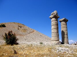 Sloupy - tiché stráže okolo hrobky